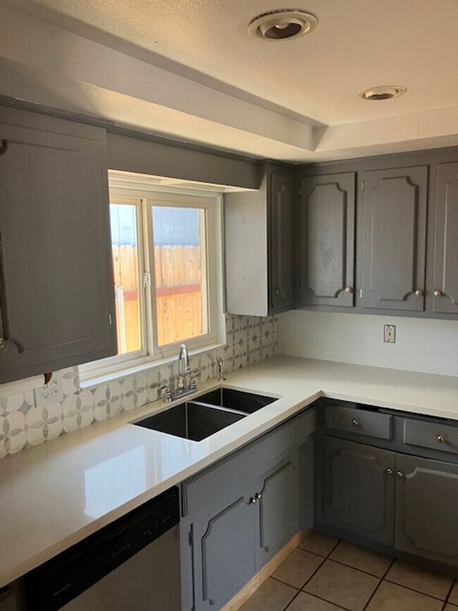Building Photo - 3 bedroom 2 bath house for Lease