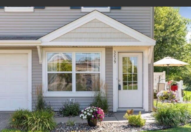 Building Photo - 3239 Oak View Dr