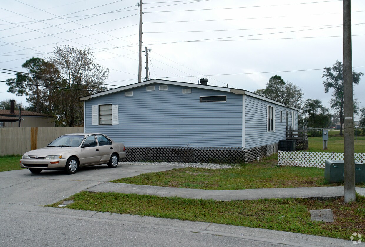 Building Photo - 4601-4655 Dunkeld Ave