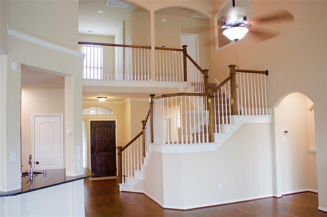 Building Photo - 2004 Rolling Hills Dr