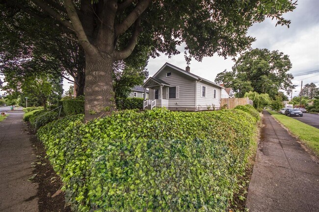 Building Photo - Charming Two Bedroom, One Bathroom Located...