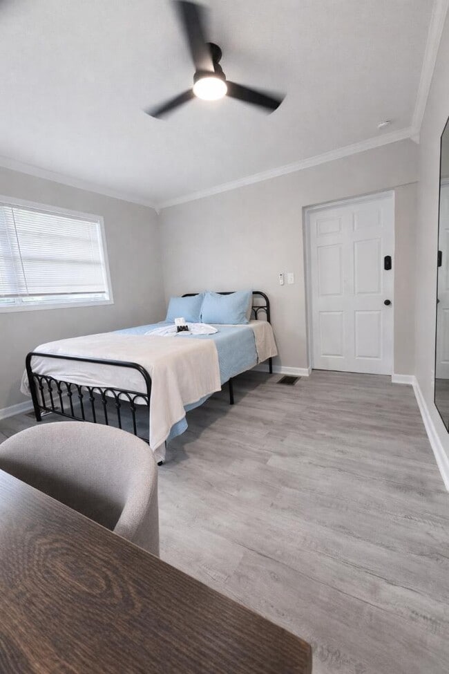 Building Photo - 807 Ave M SW