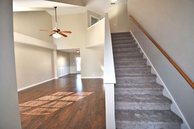 Building Photo - Large 5BR/2.5BA+Bonus Mboro home in Oaklan...