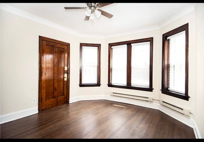 Foto del edificio - 3819.5 N Greenview Ave