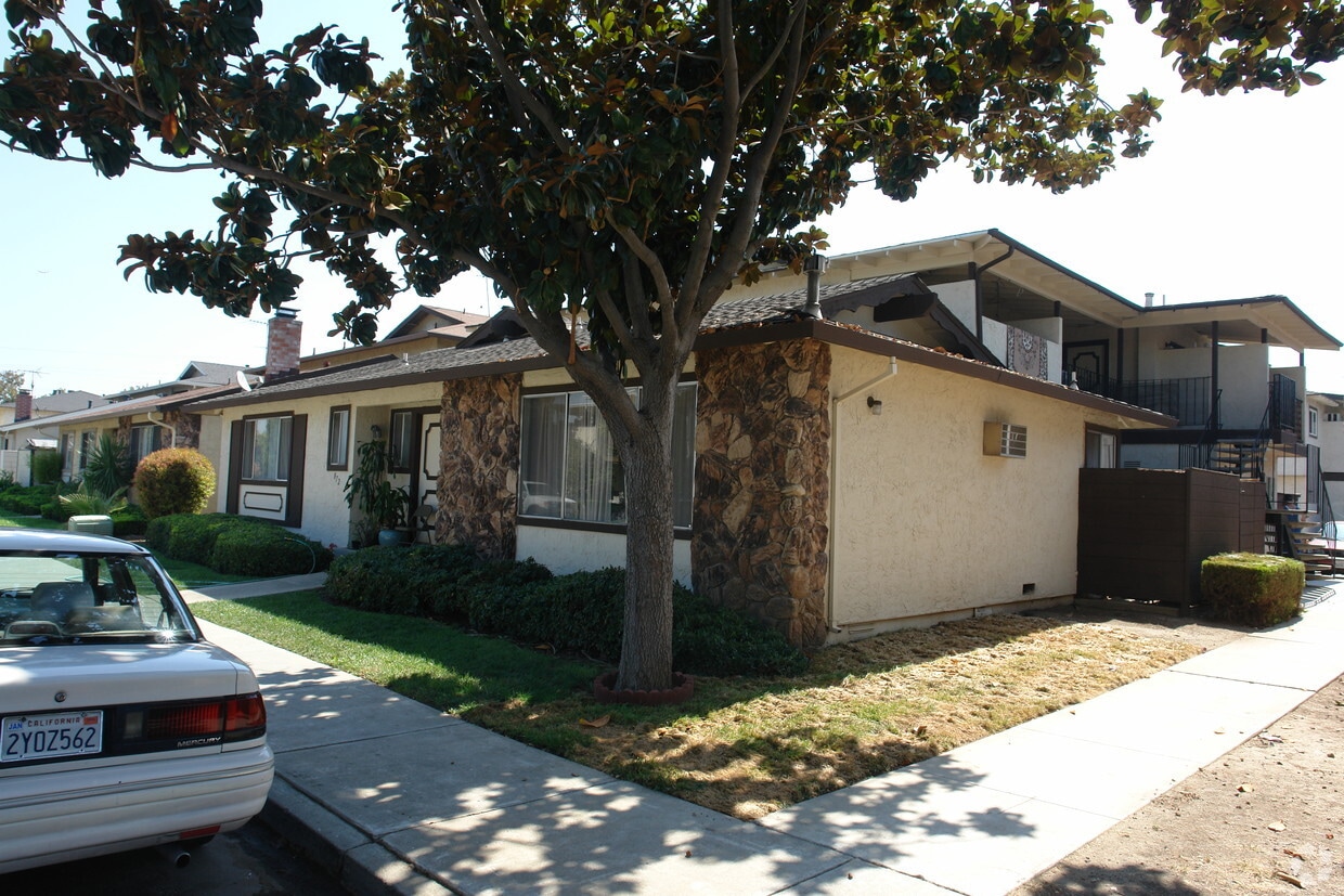 Primary Photo - 872 Canfield Ct