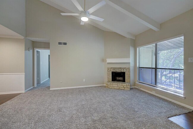Foto del edificio - 5711 Sugar Hill Dr