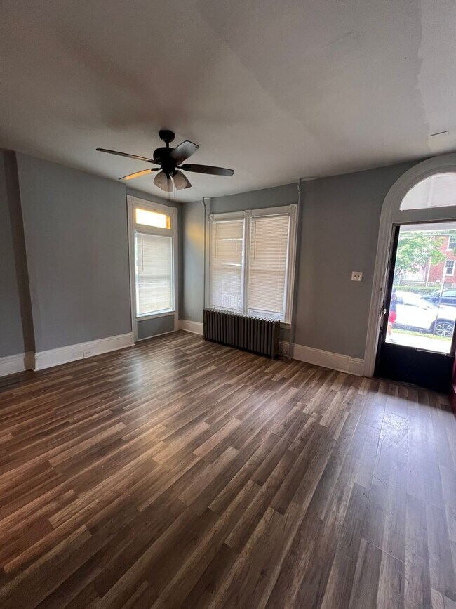 Building Photo - 4 bedroom 1.5 Home Available For Rent
