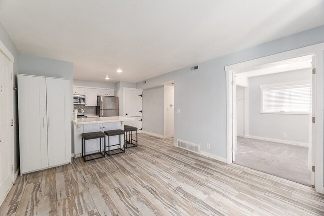 Foto del edificio - Updated Condo In Excellent Location, First...