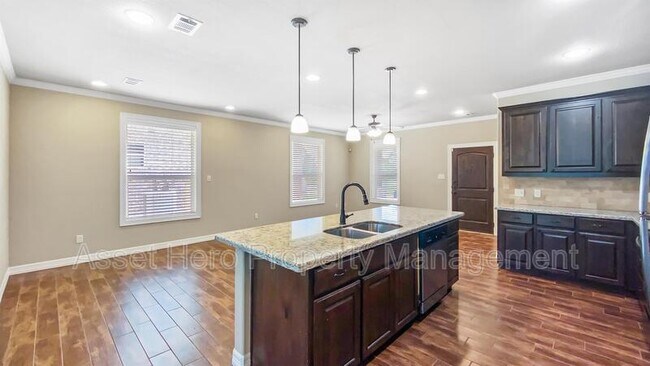 Building Photo - 805 Montclair Ave