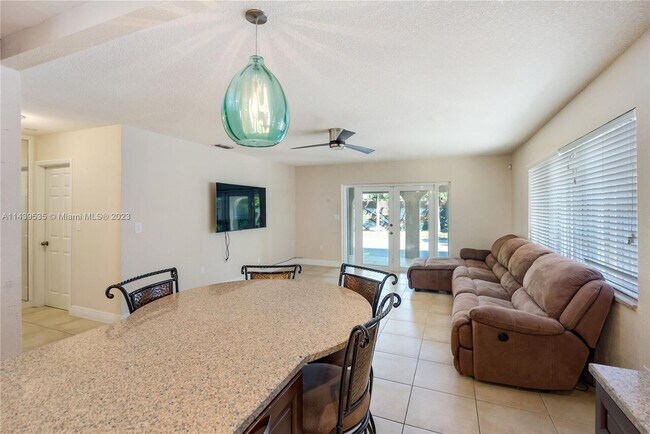 Foto del edificio - $5,500  1333 SW 16th St