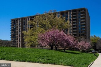 Building Photo - 4600 S Four Mile Run Dr