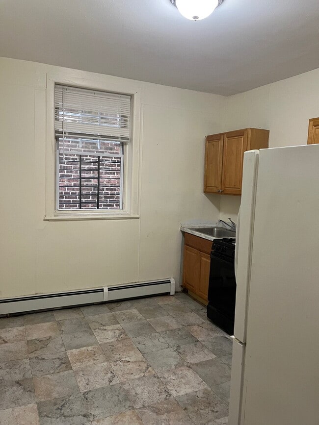 Building Photo - "Charming 1-Bedroom Retreat in Trenton – Y...