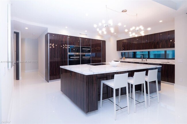 Building Photo - 18555 Collins Ave