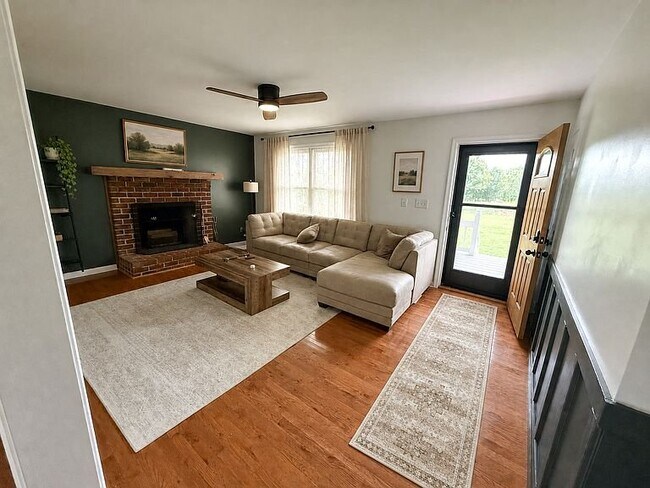 Foto del edificio - 1411 Holly Grove Dr