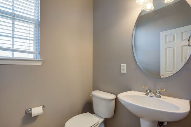 Foto del edificio - COMING SOON! 3- or 4-bed/3.5-bath in Brent...