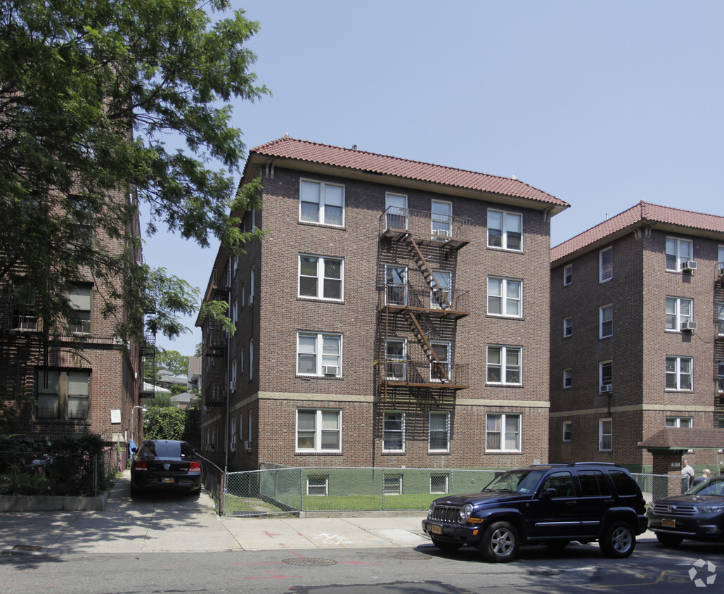 Building Photo - 118-37 Metropolitan Ave