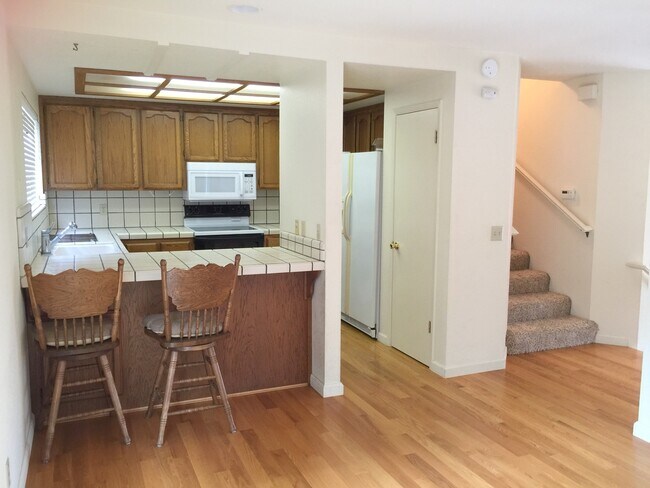 Building Photo - Beautiful Tri-Level 3Bed, 2.5Bath Located ...