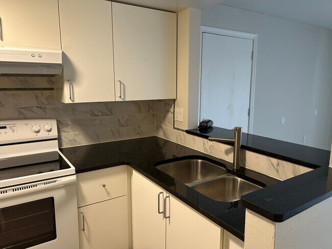 Foto del edificio - Spacious 1/1 Ground floor Condo