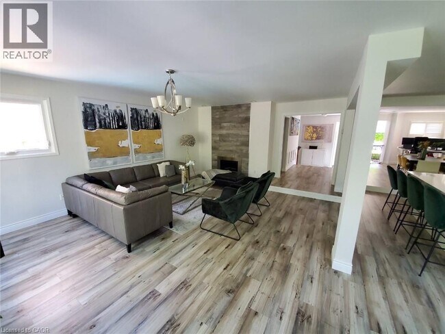 Photo du bâtiment - 73 Waterford Crescent