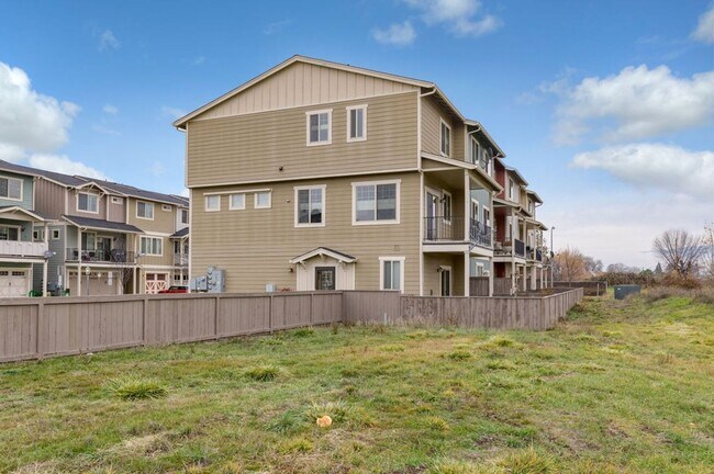Building Photo - Modern and Spacious Town Home for Rent