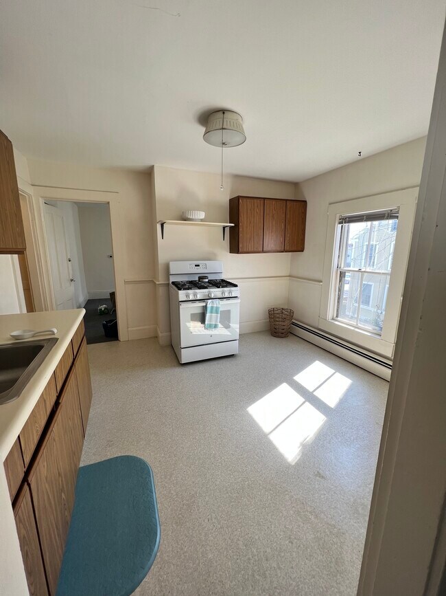 32 Elm St Unit 32 2nd Floor, Andover, MA 01810 32 Elm St Andover, MA