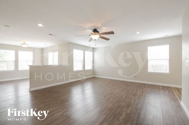 Building Photo - 892 Willow Dr