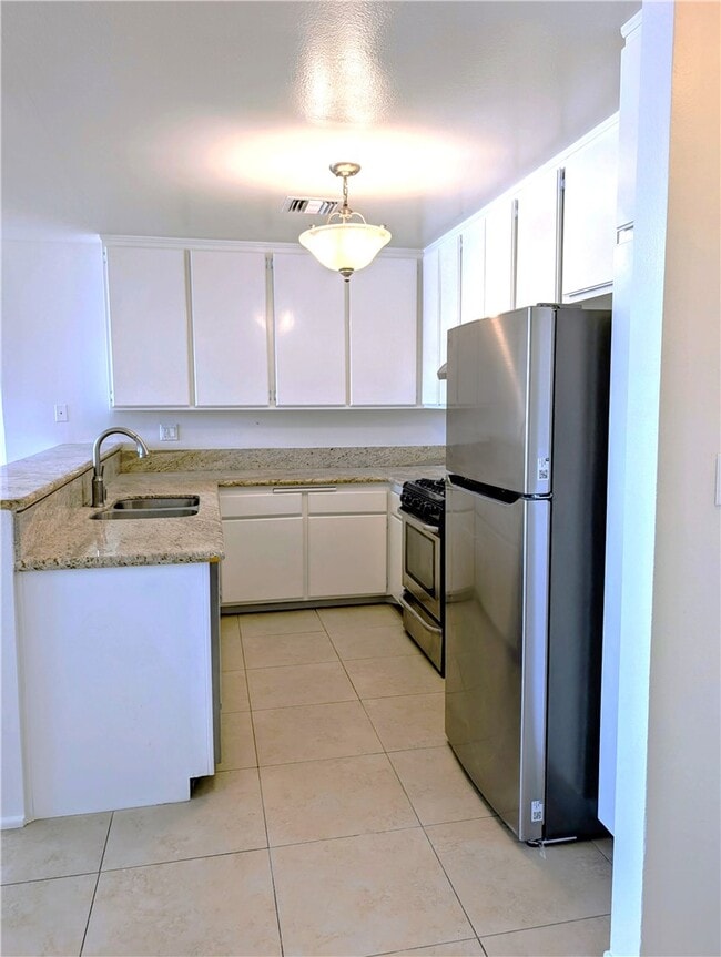 Foto del edificio - 17330 Chatsworth St