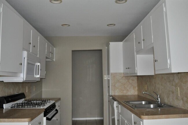 Building Photo - 908 Speer Ln