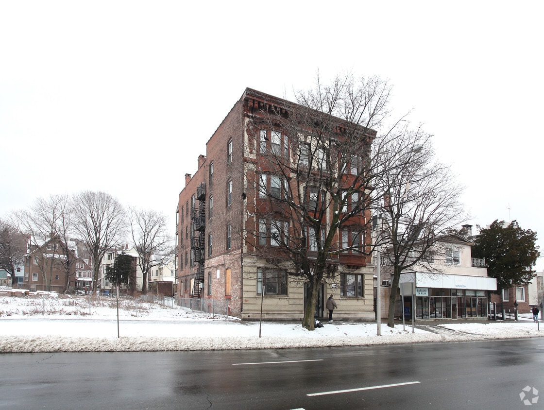 Primary Photo - 292 W Main St