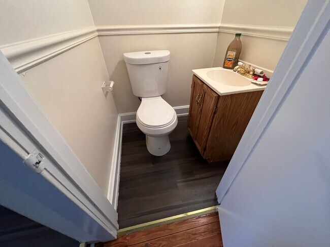 Building Photo - Stunning Newly Renovated 2 Bedroom 1.5 Bathroom