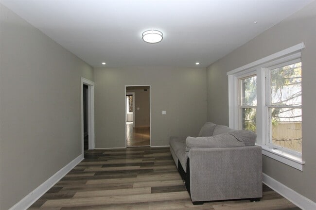 Building Photo - 12 George St