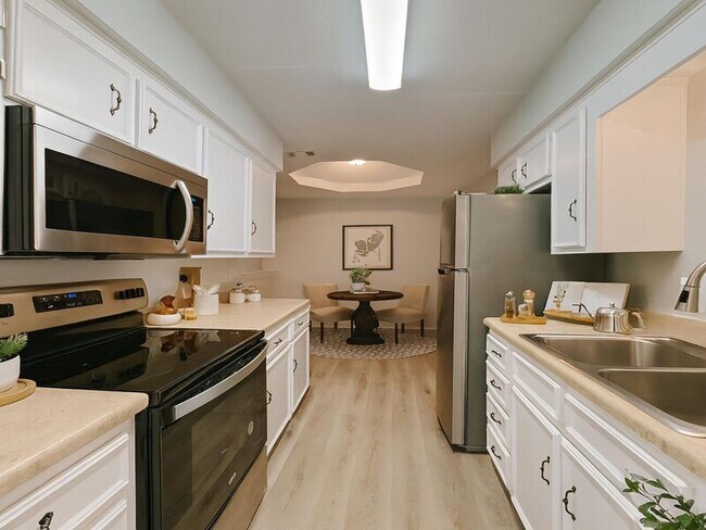 Foto del edificio - 700 Norfork Dr