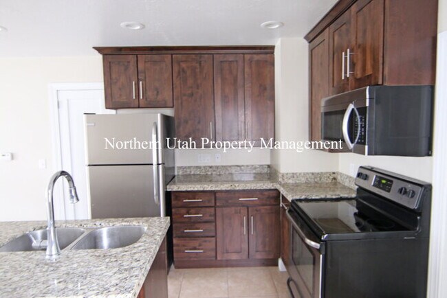 Foto del edificio - 1 Bed 1 Bath Lower Unit