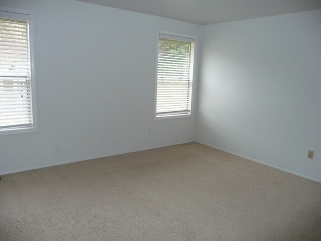 Building Photo - Beautiful home in quiet and highly desirab...