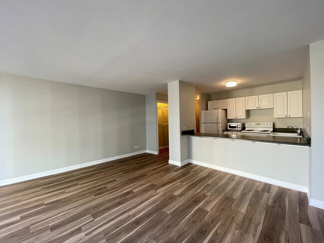Building Photo - 1540 N LaSalle Dr