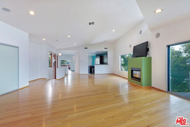 Foto del edificio - 2337 Baxter St