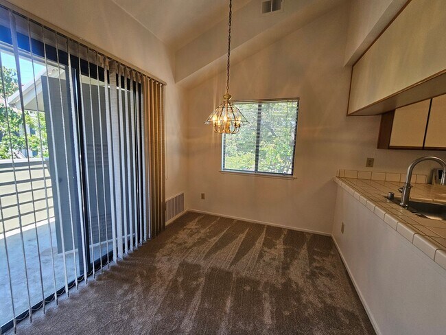 Foto del edificio - Great Location.... Gorgeous 2 Bedroom 2 Bath End Unit Condo in North San Jose