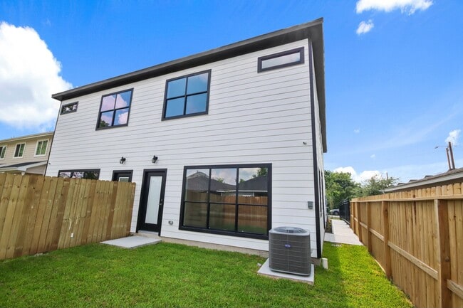 Photo - 5415 Bacher St Townhome