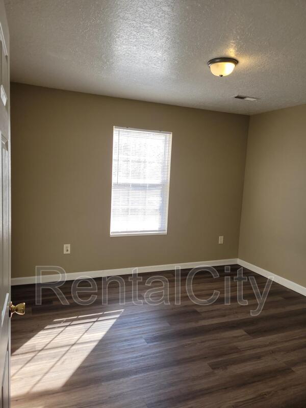 Foto del edificio - 2711 Hillside Dr