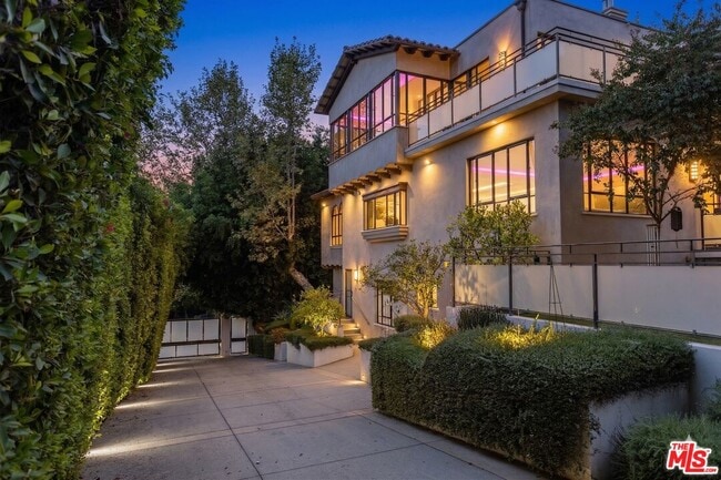 Foto del edificio - 7801 Hillside Ave