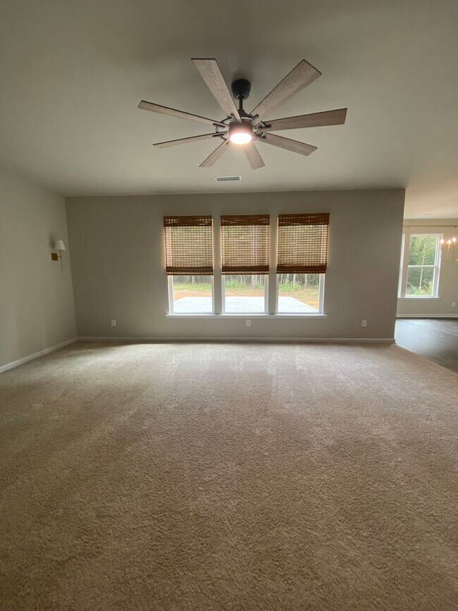 Building Photo - SPECIAL: HALF OFF FIRSTS MONTH RENT! Lovel...