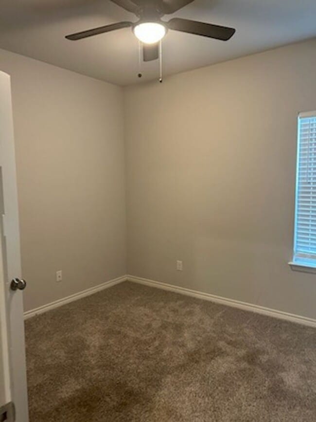 Foto del edificio - 4-bedroom 2-bathroom house for rent! HOUSI...