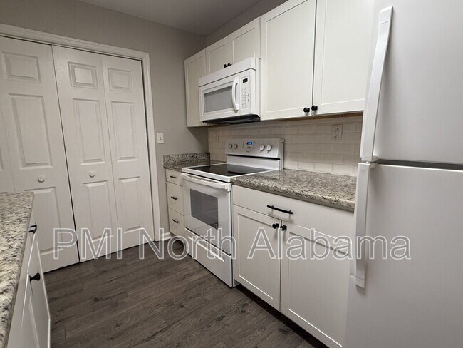 Foto del edificio - 4988 7 Pine Cir