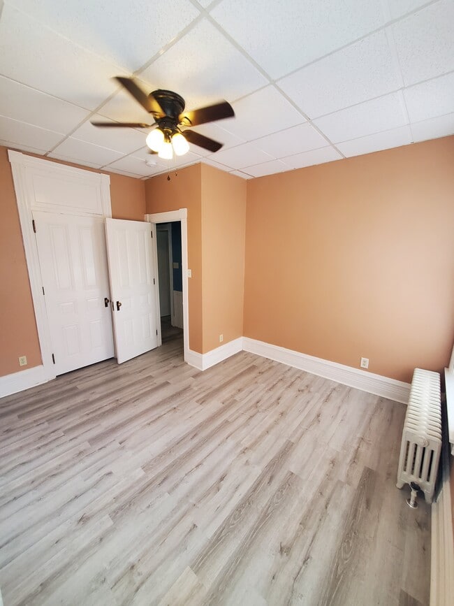 Bedrm - 364 N York St