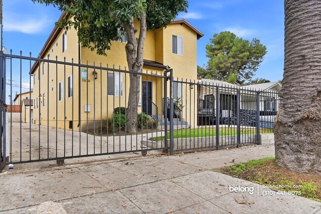 Building Photo - 1614 W 39th Pl