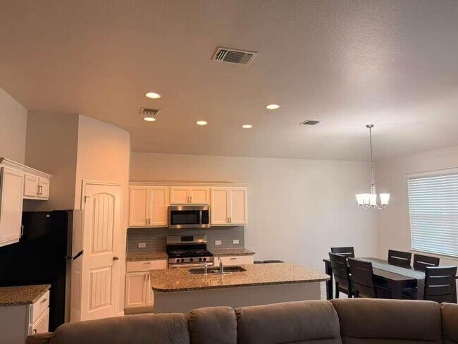 Foto del edificio - 6512 Loretta White Ln