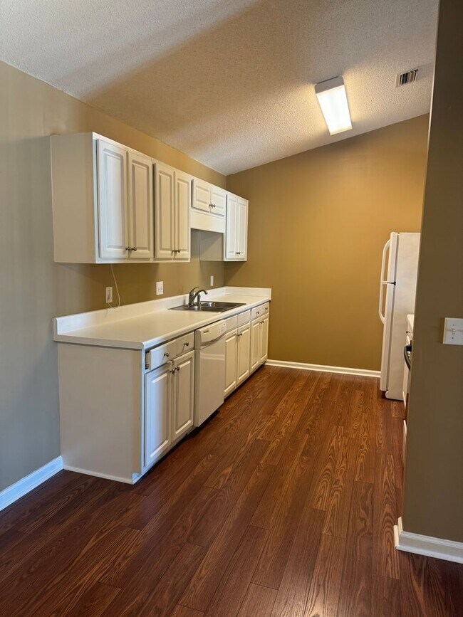 Building Photo - **RENT CREDIT $200** Townhome in great loc...