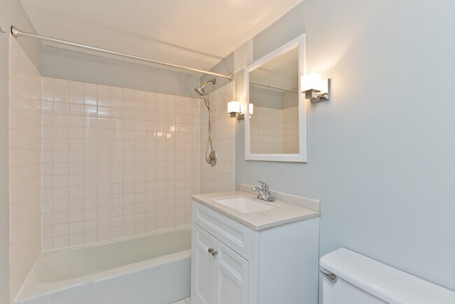 Building Photo - Charming 2B 2B condo in Lakeview available...