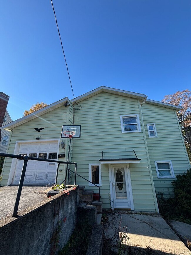 Foto del edificio - Charming 2-Bedroom Single-Family Home with Garage and Off-Street Parking