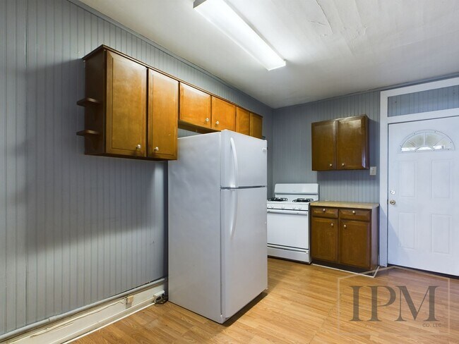 Building Photo - Spacious 3 Bedroom Home located in Red Lio...